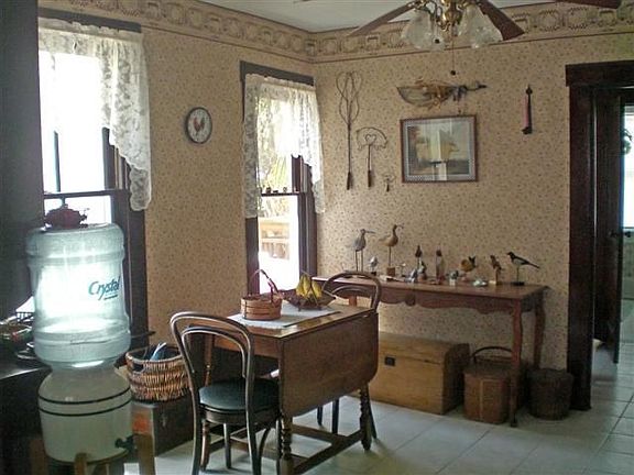 Eat-in kitchen