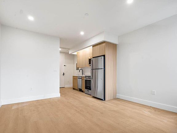 4th image of 102 E 53rd St #3B