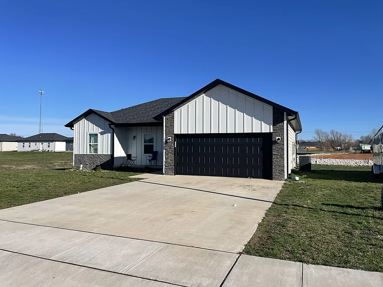 165 W Bluegrass St — Photo 1
