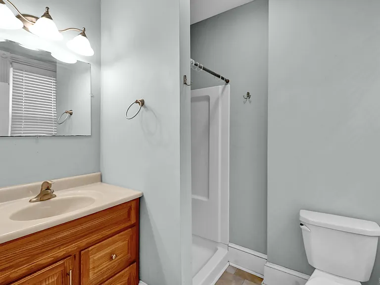 744 E Chestnut St — Photo 17