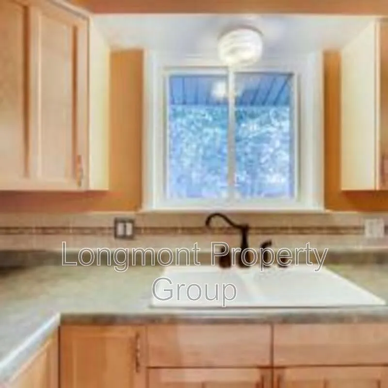 4 bed, 2.0 bath, 2025 sqft, $2,540 — Photo 4