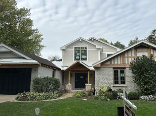 1058 Adelaide Dr, Northbrook, IL 60062