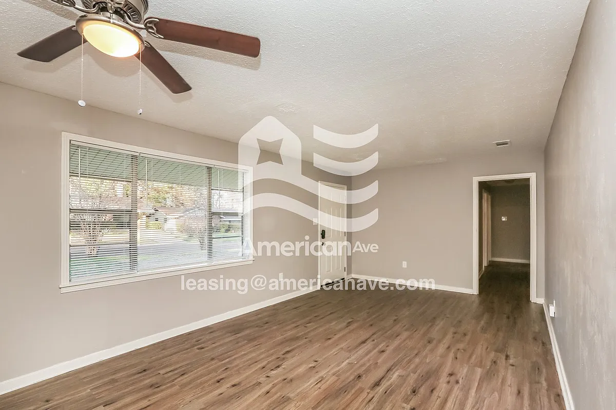 822963_002_wm_-_living_room_13468027.jpg - 1665 Aurora St