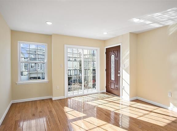 3rd image of 81 W 20th St #2