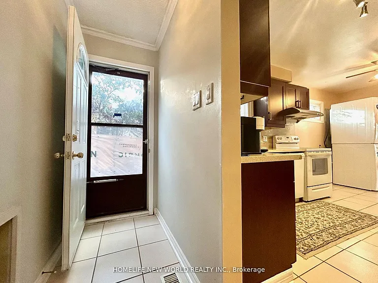 27 Hayward Cres #UPPER — Photo 3