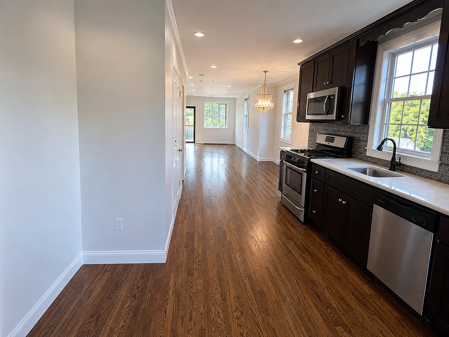 3 bed, 1.5 bath, 1300 sqft, $4,000 — Photo 3