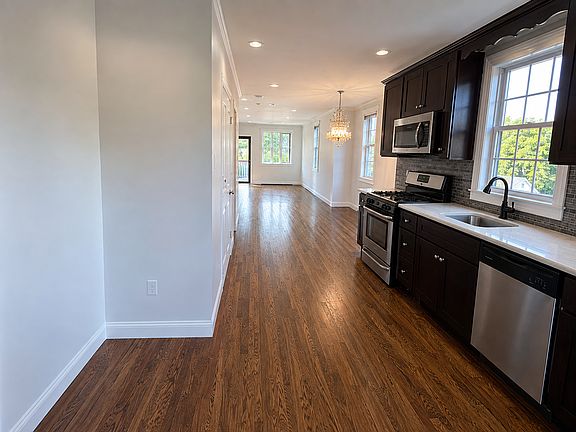 3rd image of 333 Cheves Ave