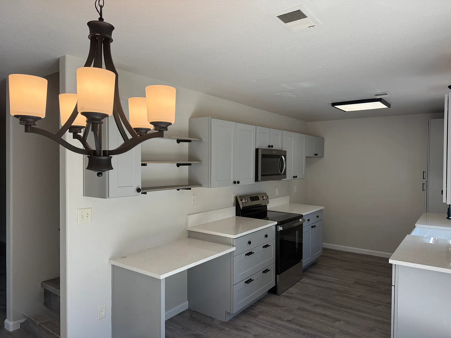 3 bed, 2.5 bath, 1294 sqft, $2,300 — Photo 2