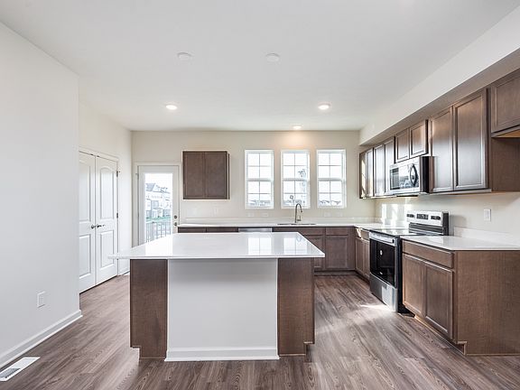 3rd image of 14562 Hanford Ln