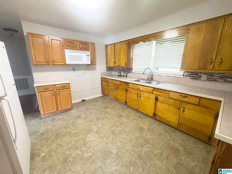 111 Florence St — Photo 4