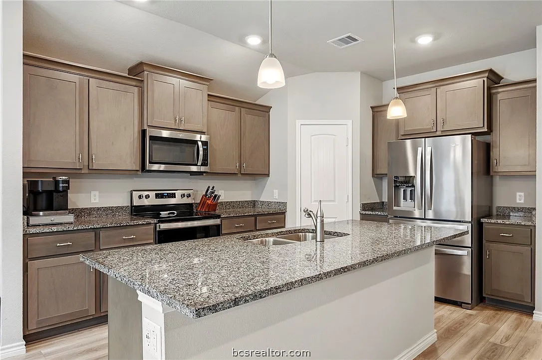 4 bed, 1865 sqft, $2,200 — Photo 4