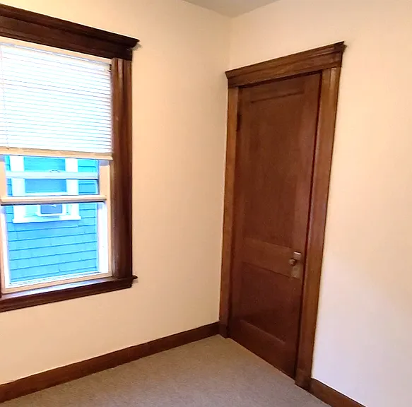Closet in middle bedroom