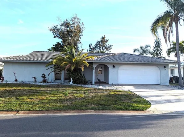 3235 Village Green Dr, Sarasota, FL 34239
