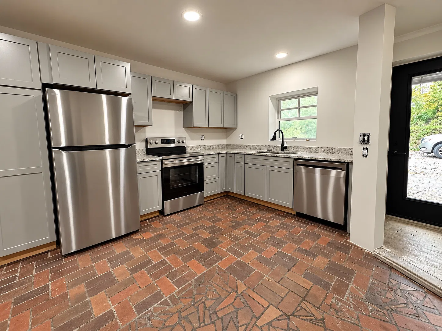 2 bed, 1200 sqft, $1,900 — Photo 2
