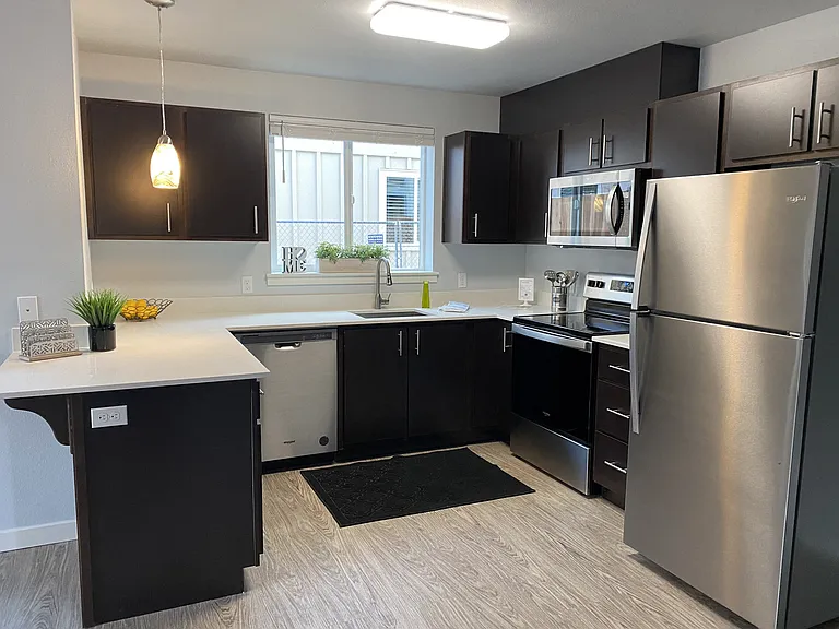 Queen Court Apartments — Photo 13