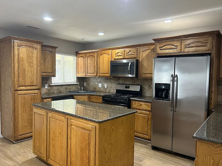 2940 S Hills Ave — Photo 3