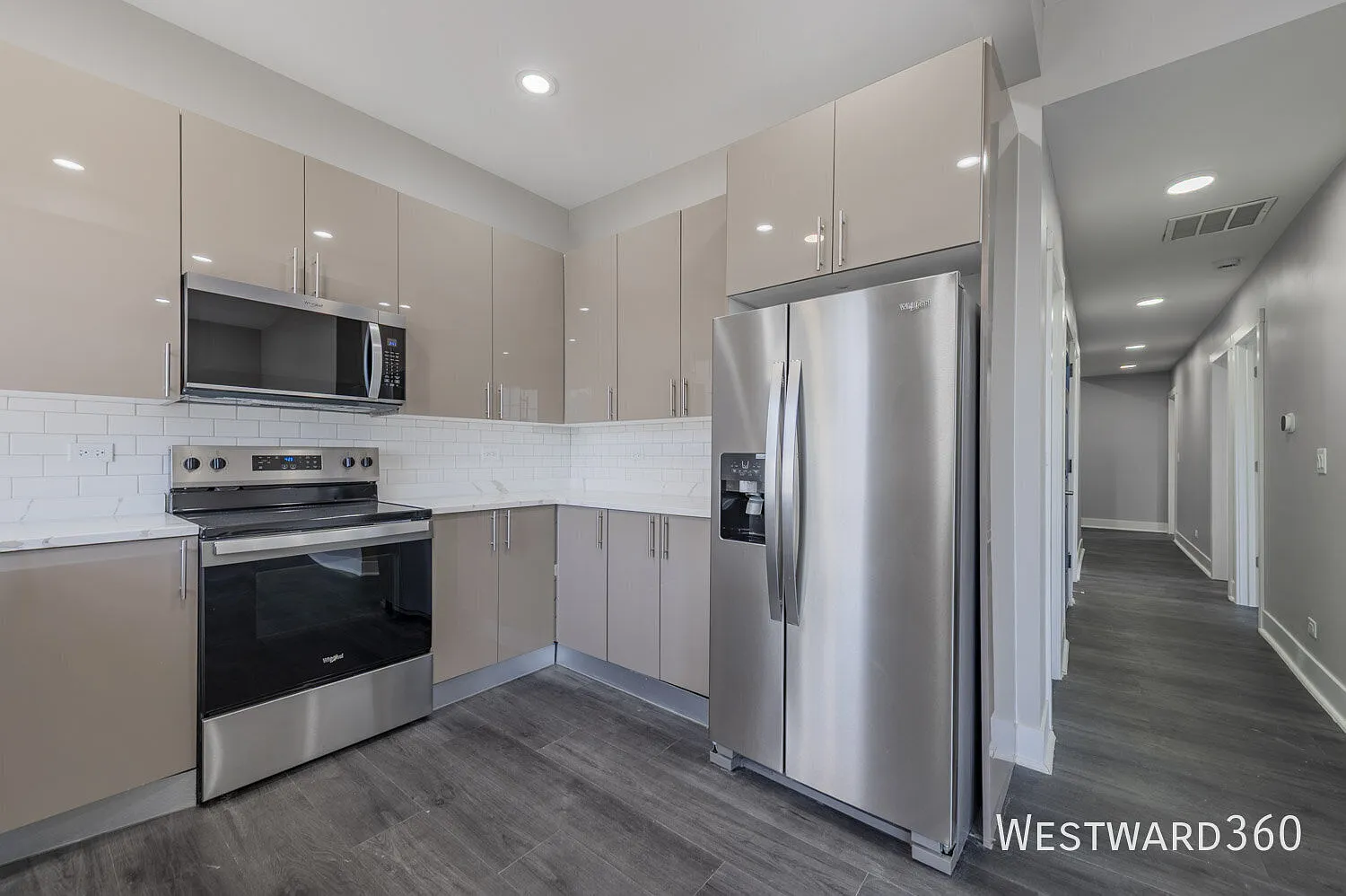 Luxury 2BR/ 2BA With Office, South Side Gem Near Hyde Park & Downtown — Photo 2
