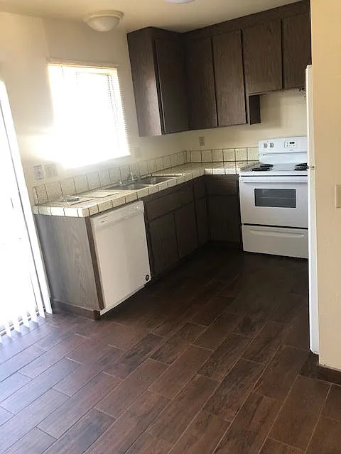 Siesta Village Apartments — Photo 3