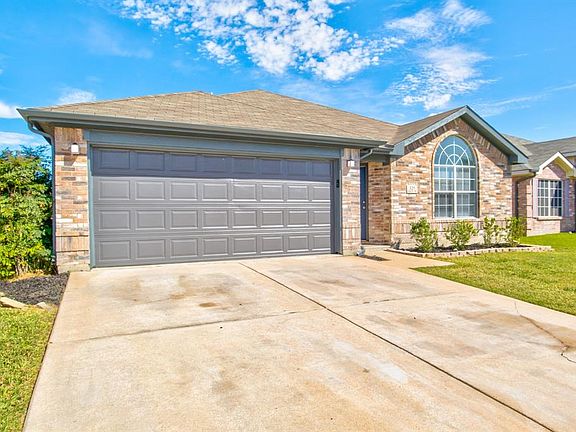 3rd image of 325 Dakota Dr