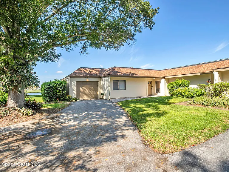 216 Country Club Dr — Photo 2