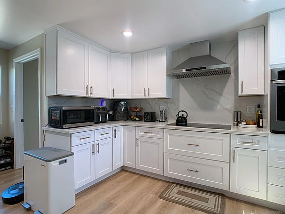 2nd image of 1815 Lilac Ln