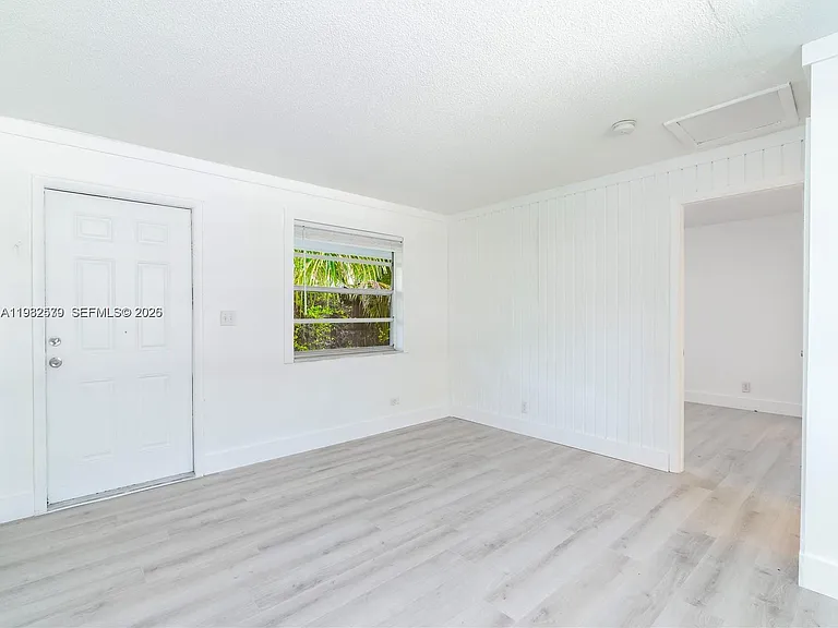 2020 Miami Rd #B — Photo 3
