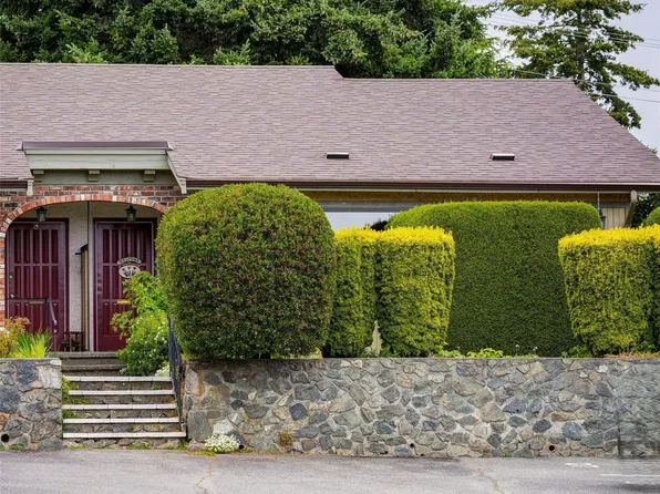 3968 Cedar Hill Rd #7, Saanich, BC V8N 3B8