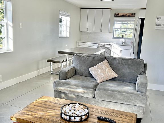 5th image of 940 Charles St #2