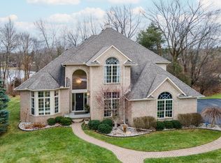 6751 Berry Pointe Dr, Clarkston, MI 48348