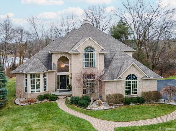 6751 Berry Pointe Dr, Clarkston, MI 48348