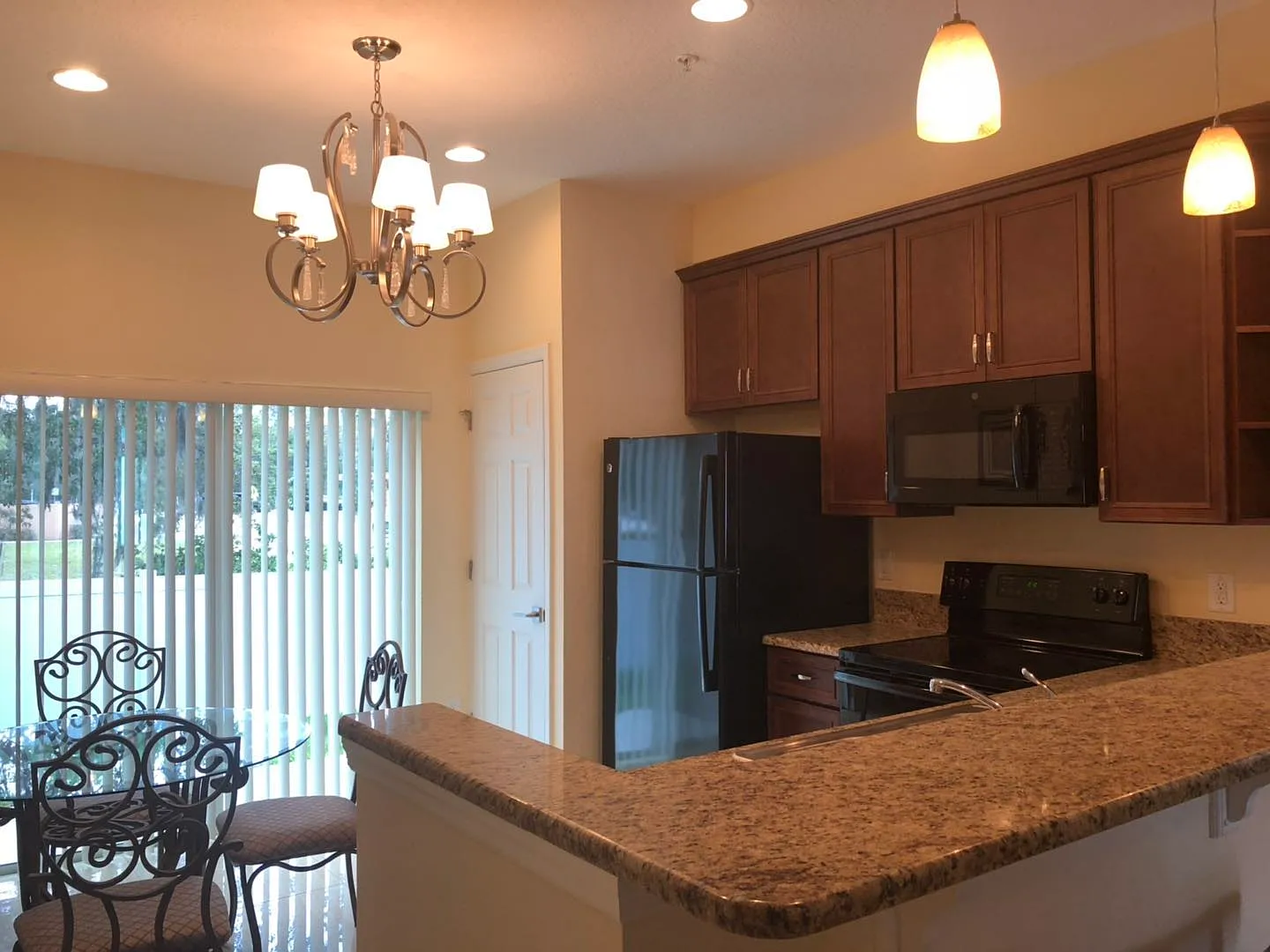 5 bed, 3.5 bath, 2500 sqft, $2,785 — Photo 4