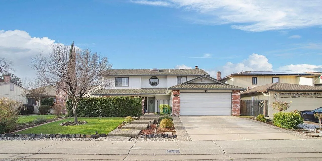 5205 Verdi Way — Photo 1