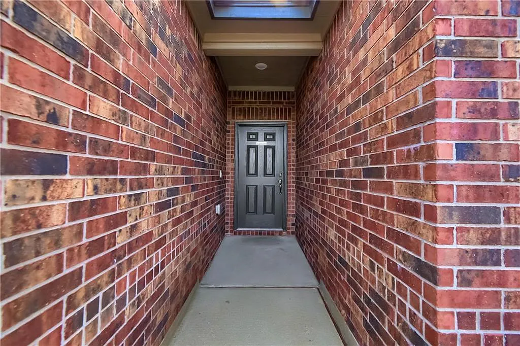 3 bed, 2.0 bath, 1678 sqft, $2,000 — Photo 2
