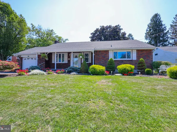 928 Walnut St, Akron, PA 17501