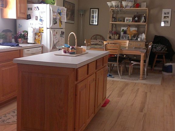 Kitchen/dining combo area