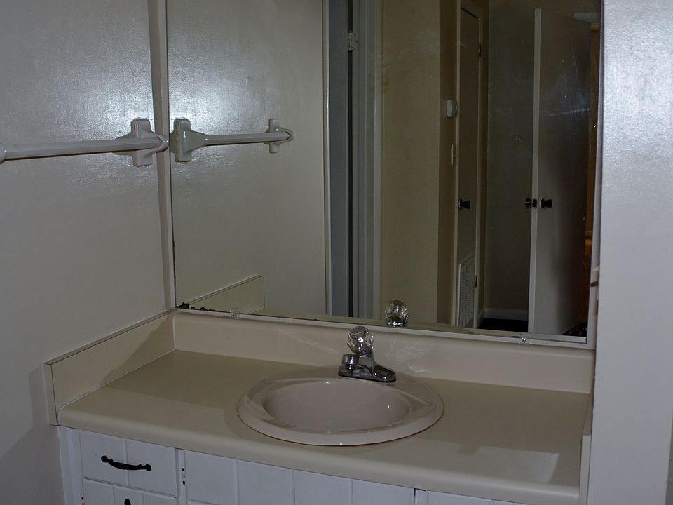 2nd image of 2414 Lyndon Ave APT 14