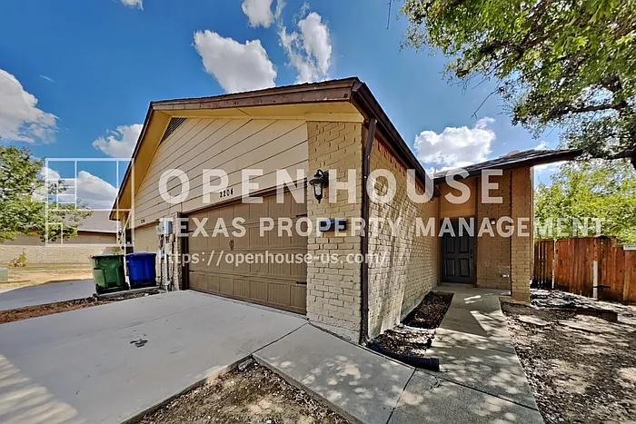 2204 Heritage Cir