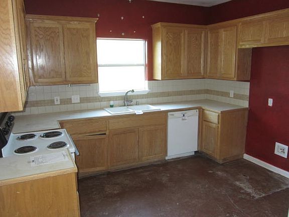 4th image of 121 W Greenbriar Dr