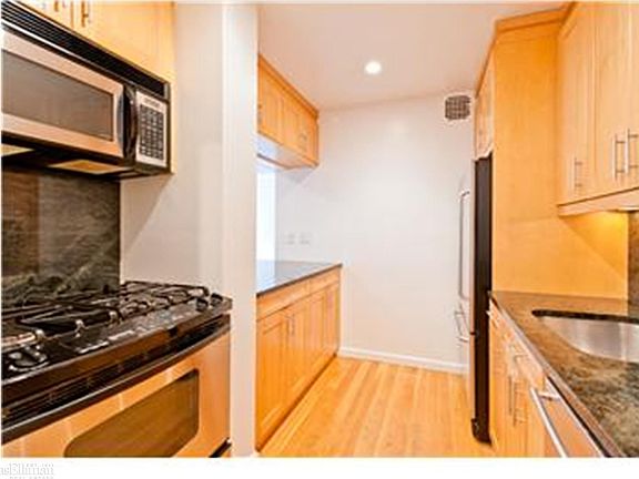 3rd image of 253-263 W 73rd St #4G