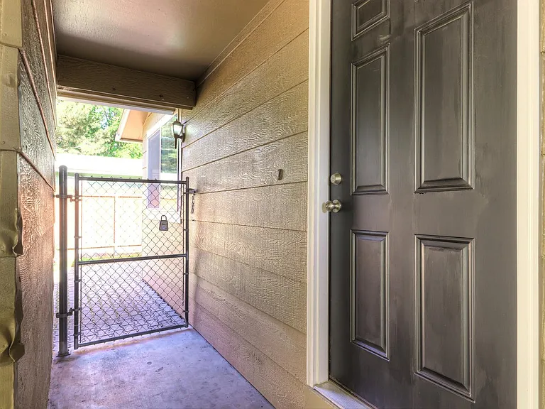 Beautifully Renovated 2 Bed, 1 Bath Townhouse Available July 1st! — Photo 20
