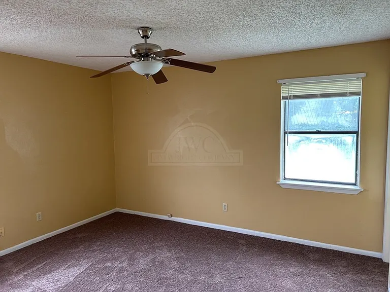 820 Michelle Dr — Photo 17