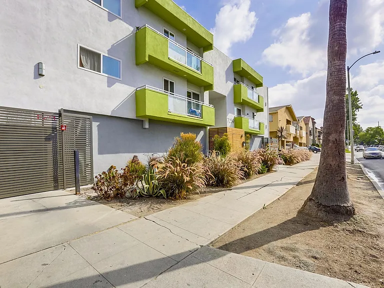 (AR/GA/YO:B) 7259 Willoughby Avenue — Photo 17