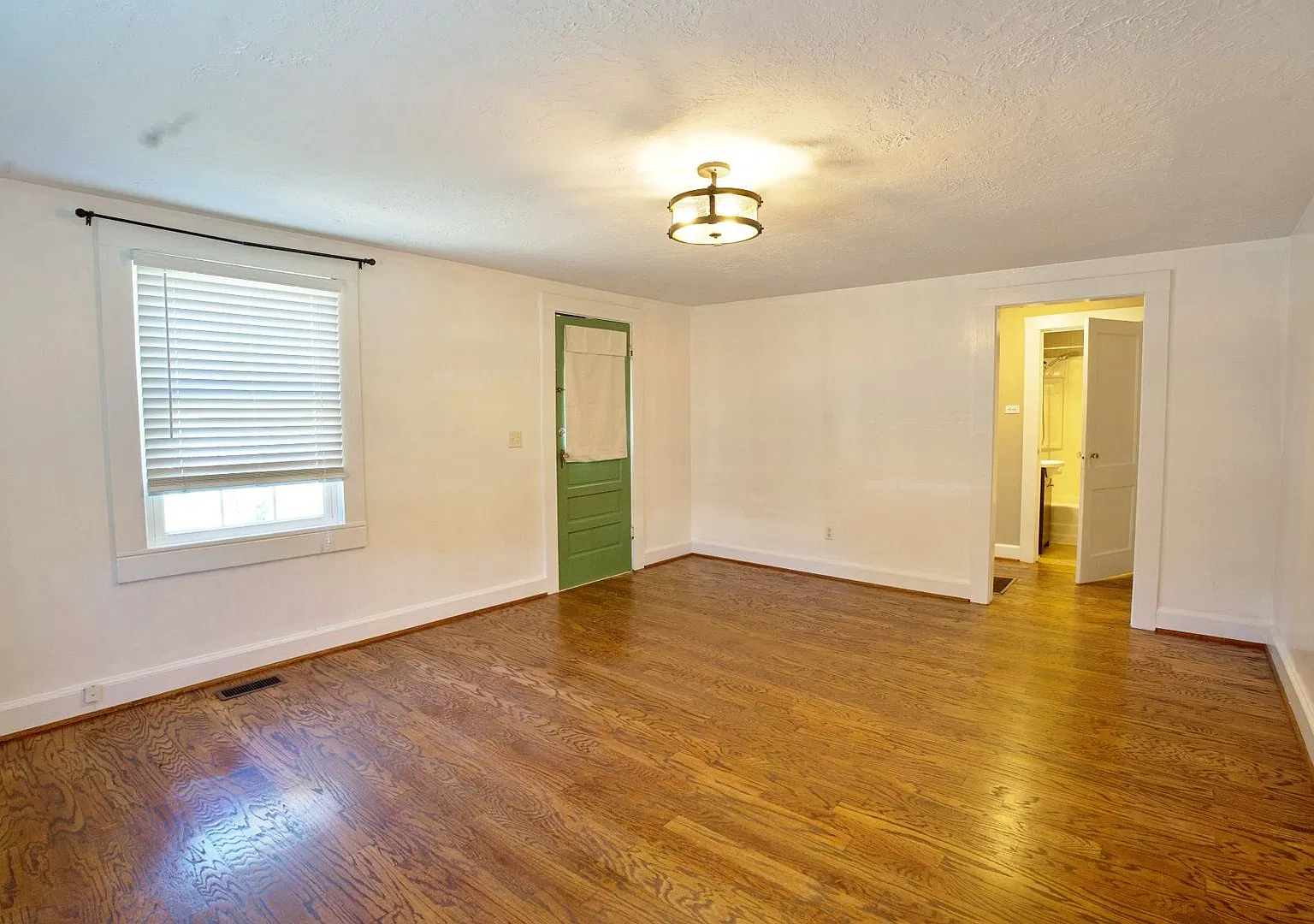 Great location. Fresh look. Affordable living near JSU! — Photo 3