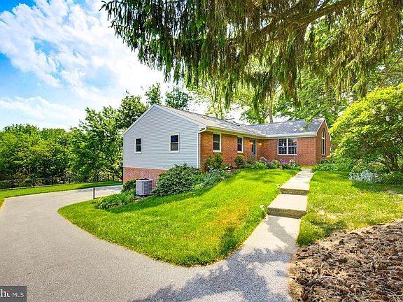 3rd image of 322 Hilltop Rd