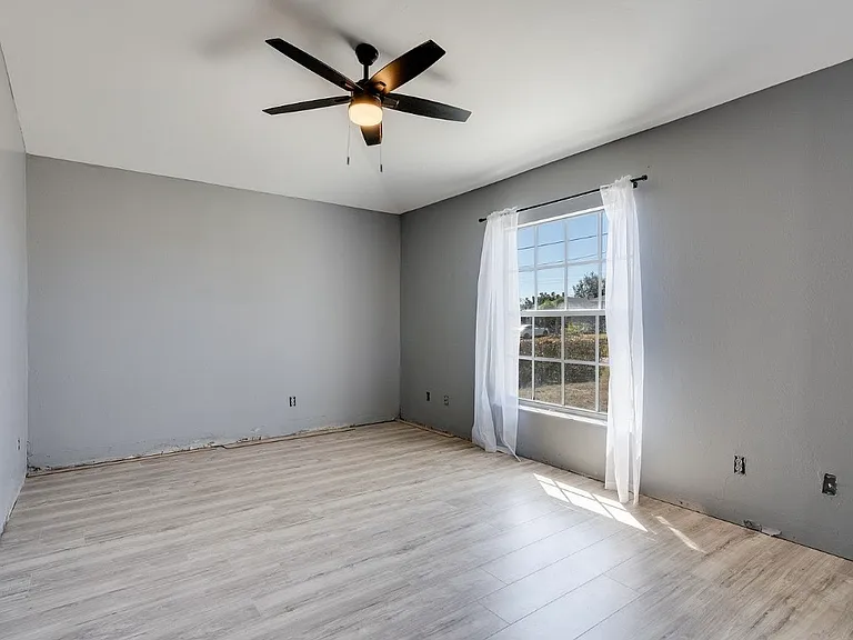 4305 NE 20th Pl — Photo 17