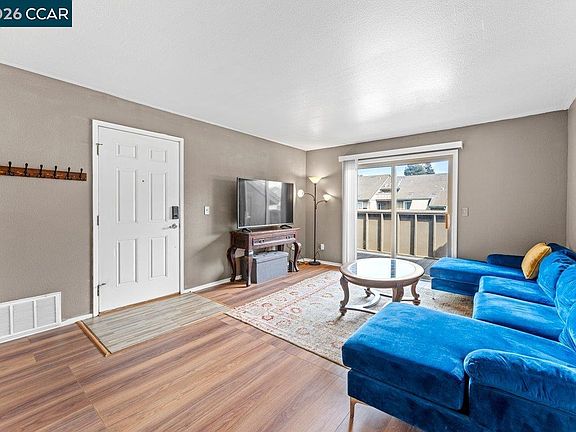 3rd image of 2189 Lakeview Cir