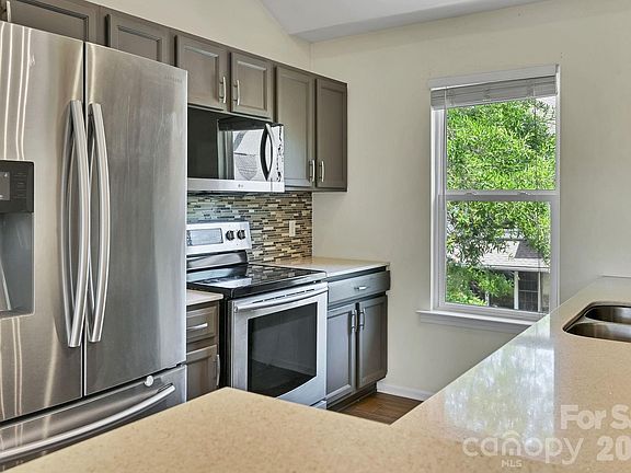 3rd image of 85 Rotunda Cir