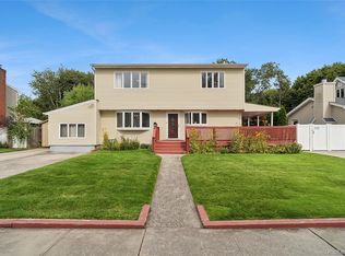 79 Elizabeth Dr, Bethpage, NY 11714