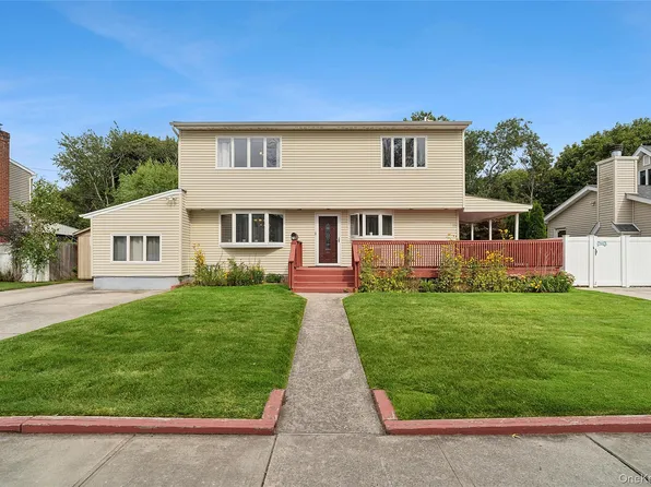 79 Elizabeth Dr, Bethpage, NY 11714