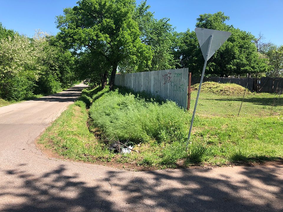 2nd image of 801 SE 18th St